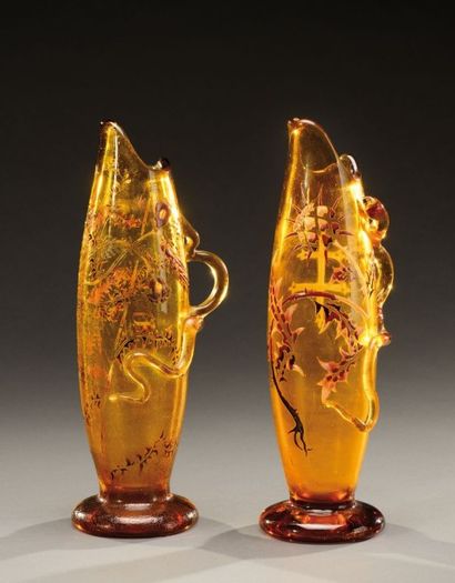 Émile GALLÉ (1846-1904) Pichet soliflore en verre teinté ambre et col polylobé à...