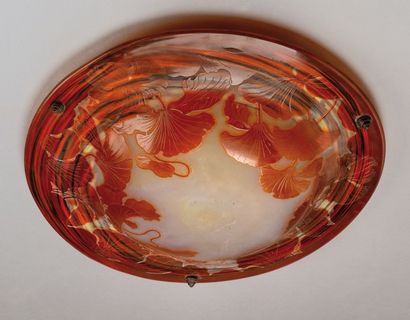 ÉTABLISSEMENTS GALLÉ Suspension circulaire bulbeuse en verre doublé à décor dégagé...