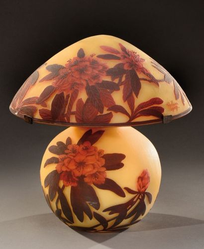 MULLER FRERES LUNEVILLE Importante lampe champignon en verre multicouches à piétement...