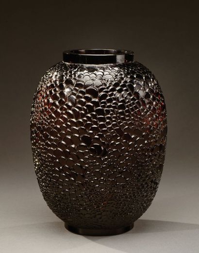 RENE LALIQUE (1860-1945) Rare vase «Ecailles» de forme ovoïde en verre soufflé-moulé...