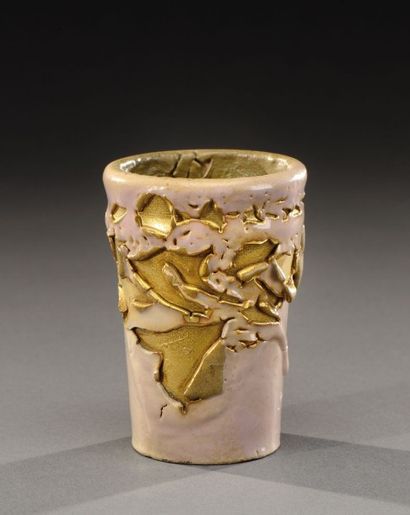 ANDRÉ METTHEY (1871-1921) Vase miniature à corps tronconique en céramique émaillée...