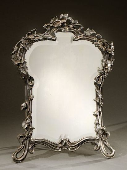 Louis MAJORELLE (1859-1926) et VICTOR SAGLIER (XIX-XXème) Rare miroir en étain argenté...