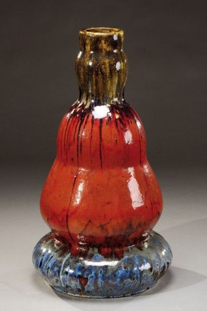 TRAVAIL 1900 Important vase de forme coloquinte en céramique émaillée bleue et rouge...