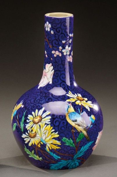 Théodore DECK (1823-1891) Vase à corps pansu et long col droit en céramique émaillée...