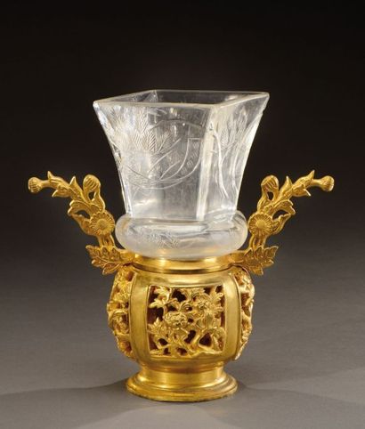 ENOT, attribué à Vase en cristal à panse bombée et col évasé quadrangulaire présentant...