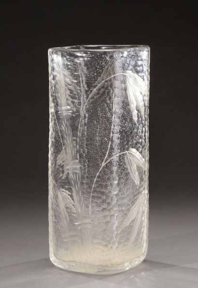 FRANCOIS EUGENE ROUSSEAU (1827-1913) Vase à corps quadrangulaire en cristal taillé...