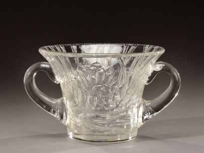ESCALIER DE CRISTAL Vase en cristal à corps conique évasé flanqué de deux anses en...