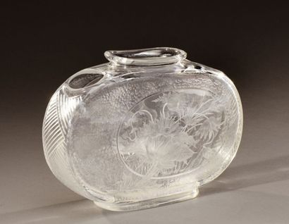 ESCALIER DE CRISTAL Vase en cristal à corps ovoïde en méplat à trois cols présentant...
