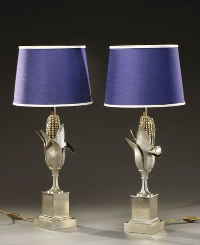 MAISON CHARLES Paire de lampes en bronze argenté figurant un épis de maïs reposant...