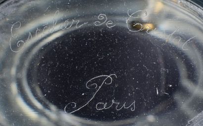 ESCALIER DE CRISTAL Vase ovale en cristal épais translucide à décor taillé en creux...