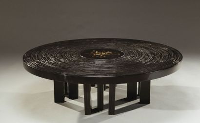 JEAN-CLAUDE DRESSE (XXème) Table basse à plateau circulaire en résine laquée noire...