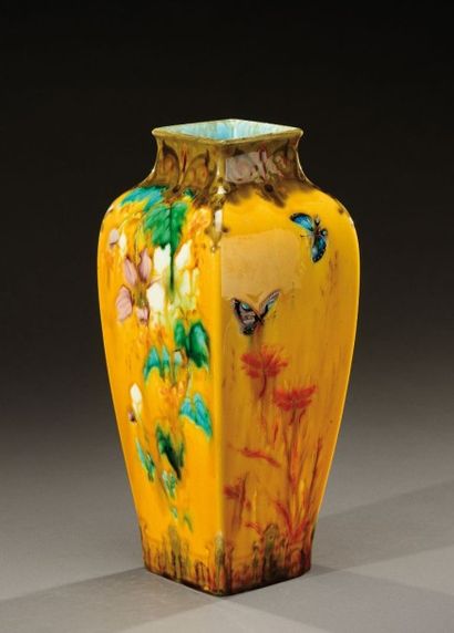 Théodore DECK (1823-1891) Vase de forme balustre à pans coupés et col resserré quadrangulaire...