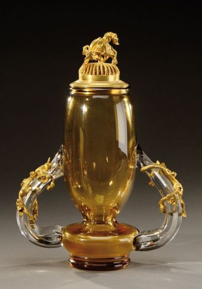 ESCALIER DE CRISTAL, attribué à Vase couvert ou brûle-parfum en cristal teinté ambre...