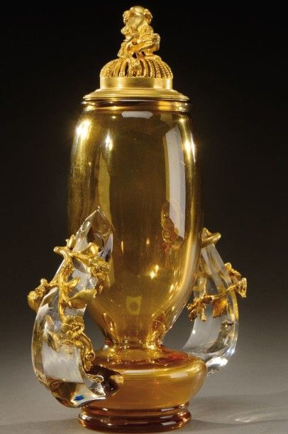 ESCALIER DE CRISTAL, attribué à Vase couvert ou brûle-parfum en cristal teinté ambre...