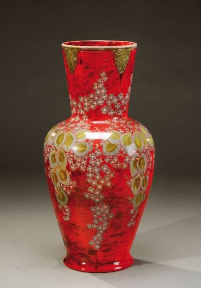 MANUFACTURE ZSOLNAY Important vase de forme balustre en céramique émaillée rouge...