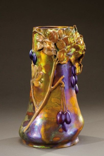 LAJOS MACK (1876-1963) pour la MANUFACTURE ZSOLNAY Vase à corps tubulaire et panse...