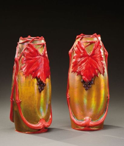 MANUFACTURE ZSOLNAY Rare paire de vases à corps coniques cabossés à col polylobé...
