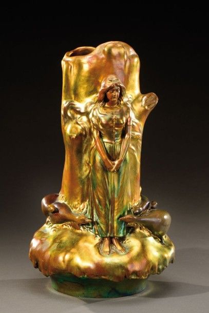 MANUFACTURE ZSOLNAY Rare vase en céramique émaillée irisée verte à nuance jaune orangé...