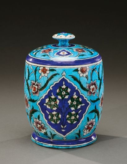 Théodore DECK (1823-1891) Pot couvert à corps cylindrique en céramique émaillée polychrome...