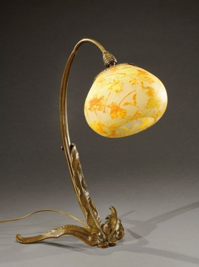 Louis MAJORELLE (1859-1926) Lampe de bureau en bronze à patine médaille présentant...