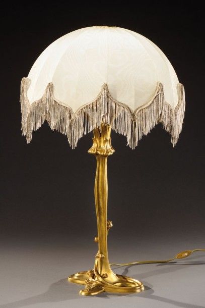 Louis MAJORELLE (1859-1926) Rare et importante lampe en bronze doré à fût végétal...