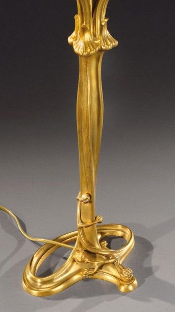 Louis MAJORELLE (1859-1926) Rare et importante lampe en bronze doré à fût végétal...