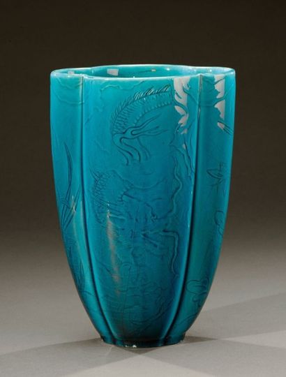 Théodore DECK (1823-1891) Vase à corps conique trilobé en céramique émaillée bleue...