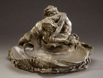Gustave MICHEL (1851-1924) Sculpture en étain figurant un groupe figurant deux lutteurs...