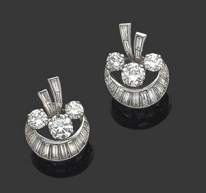 null Paire de clips d'oreilles en platine et or gris 18k composée d'une "volute"...