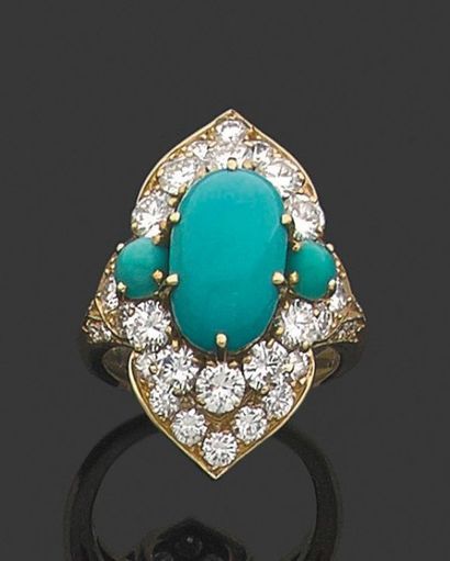 null Bague en or jaune 18k sertie de trois cabochons de turquoises dans un bel entourage...