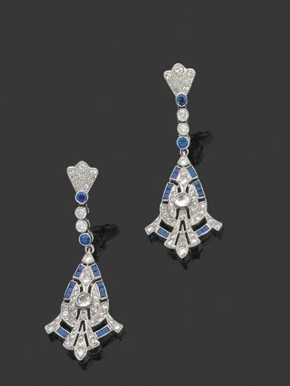 null Paire de pendants d'oreilles en or gris 18k sertis d'une chute de diamants et...