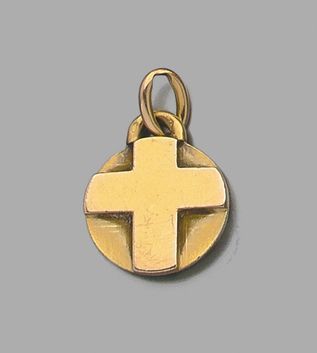 Jean Després Médaille en or jaune 18k orné d'une croix. Signée et poinçon de maître....