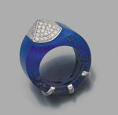 null Importante bague en lapis-lazuli formée d'un anneau à pans coupés orné d'un...