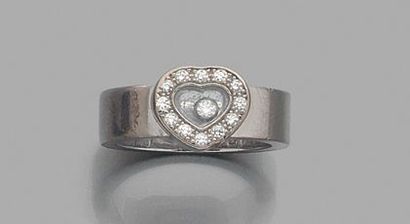 CHOPARD "Happy Diamond" Bague en or gris 18k, coeur serti de brillants et un diamant...