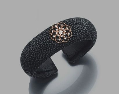 null Bracelet manchette en pastenague noir orné d'un motif floral en or rose 18k...