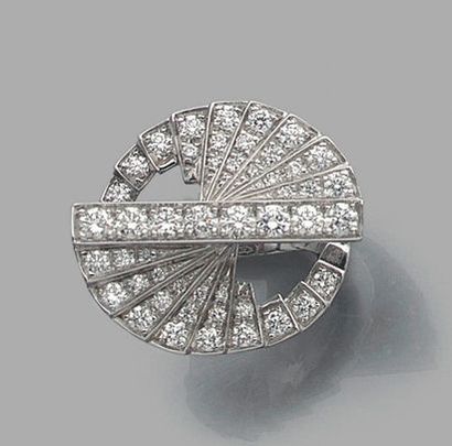 ROURE Bague "escalier" en or gris 18k sertie de diamants de taille brillant. Signée...