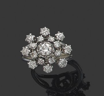 null Bague "fleur" en or gris 18k sertie de diamants de taille ancienne et moderne....