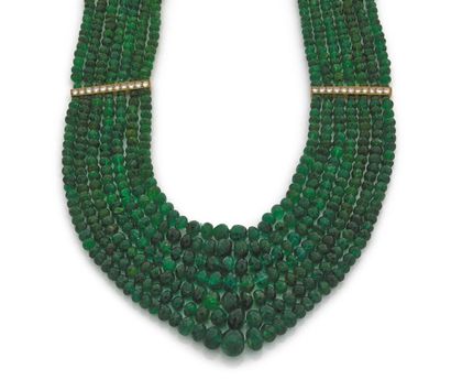 null Large collier composé de sept rangs de perles d'émeraudes facettées en chute...
