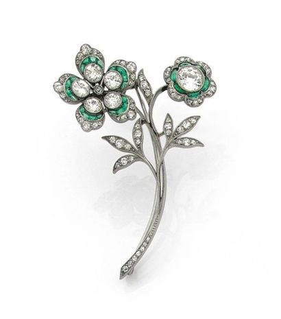 null Broche "fleurs" en or gris 18k sertie de diamants de taille ancienne rehaussés...