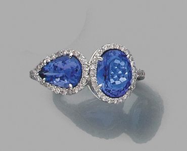 null Bague en or gris 18k sertie de deux tanzanites l'une de forme ovale et l'autre...