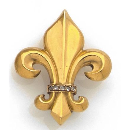 null Broche en or jaune 18k figurant une fleur de lys rehaussée d'une ligne de petits...