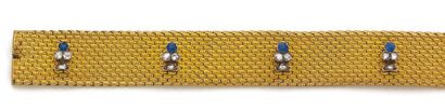 null Bracelet "ruban" en or jaune 18K rehaussé de petits motifs sertis de diamants...