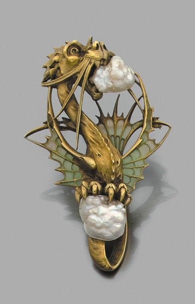 null Important pendentif "dragon" ciselé en or jaune 18k serti de deux perles fines...