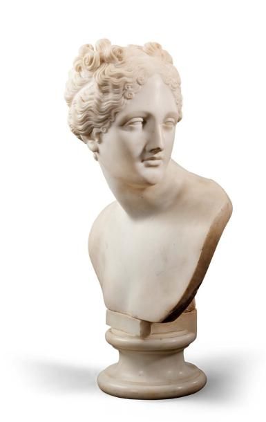 null Buste en marbre blanc de Carrare représentant une jeune femme «à l'antique»,...