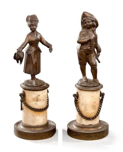 null Paire de figurines en bronze patiné représentant un couple de chasseurs montés...
