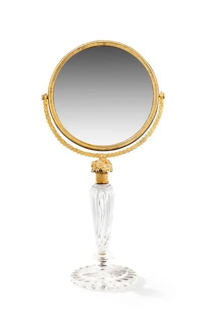 null Joli miroir de table en bronze ciselé et moleté; de forme circulaire et réversible,...