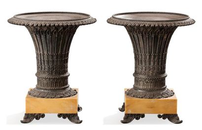 null Paire de vases néogothiques dits «cornets» en bronze ciselé et argenté à décor...