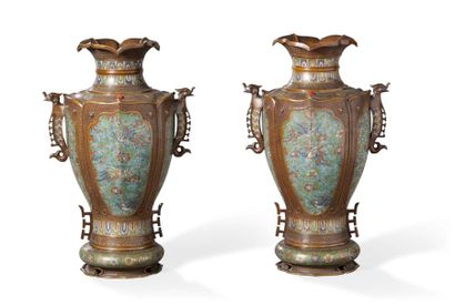 null Paire de grands vases en bronze patiné agrémenté de cabochons en cornaline et...
