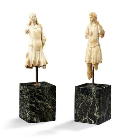 null Paire de statuettes en ivoire finement sculpté représentant deux personnages...