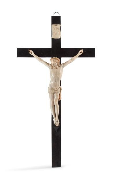 null Important Christ en ivoire finement sculpté; il est représenté la tête légèrement...